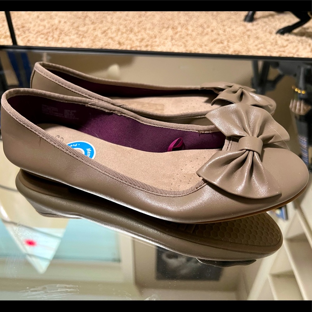 SOLD! Never been used Faded Glory flats!